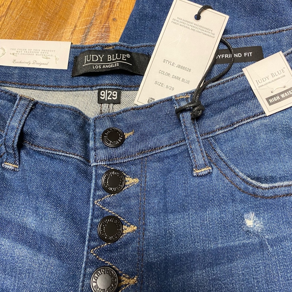 Judy Blue “She’s a wild one” button fly boyfriend jeans size 9/29
